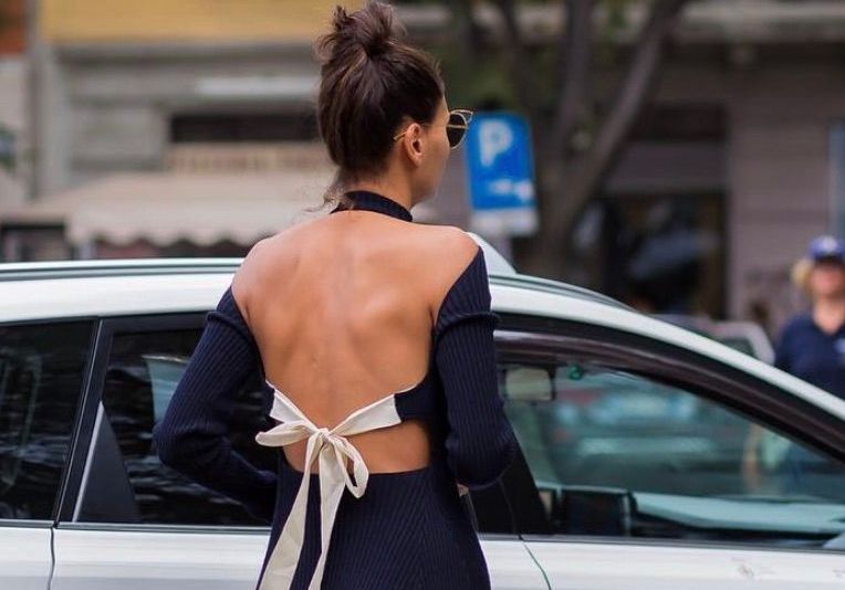Comment bien porter une robe dos-nu ?