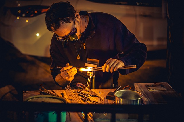 Focus sur les artisans et les designers qui se spécialisent dans les bijoux pour hommes